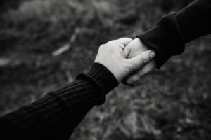 deux personnes se tenant par la main en soutien en noir et blanc -roco